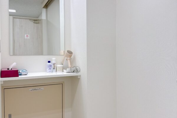 Women's dresser