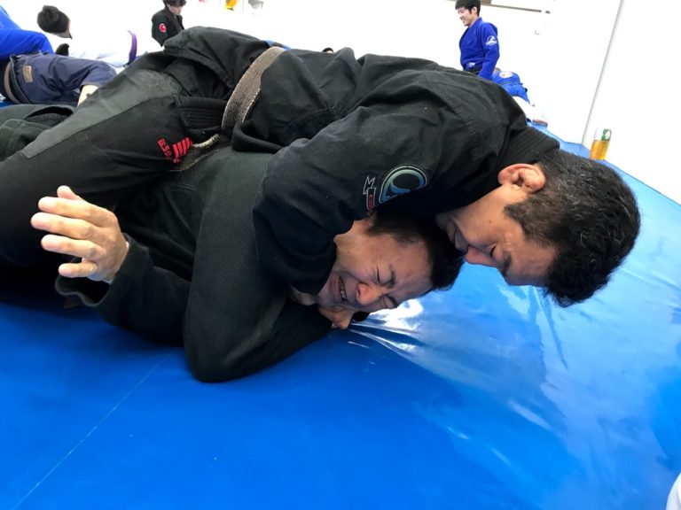 喜んで首を絞められる男。 | トライフォース柔術アカデミー Tri-force BJJ